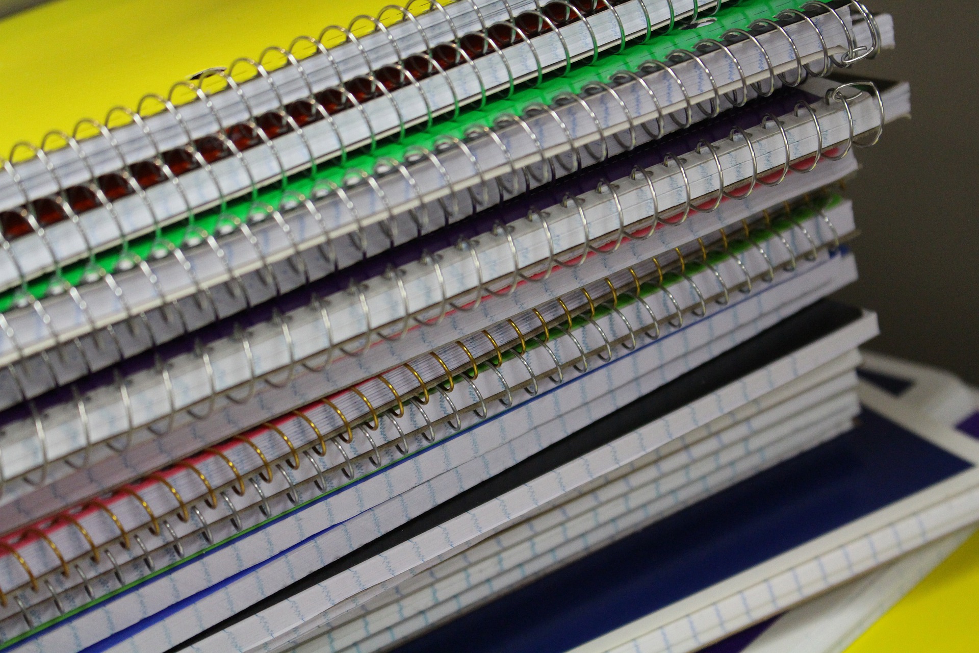 school-supplies-4717248_1920